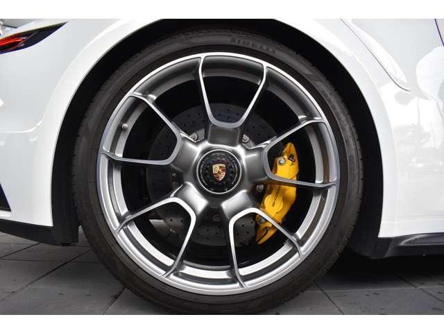 20-/21-inch 911 Turbo S Exclusive デザインホイール ￥379,000‐