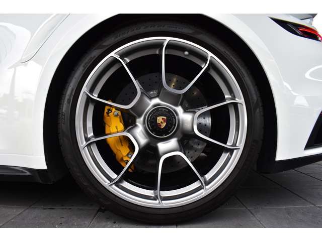 20-/21-inch 911 Turbo S Exclusive デザインホイール ￥379,000‐