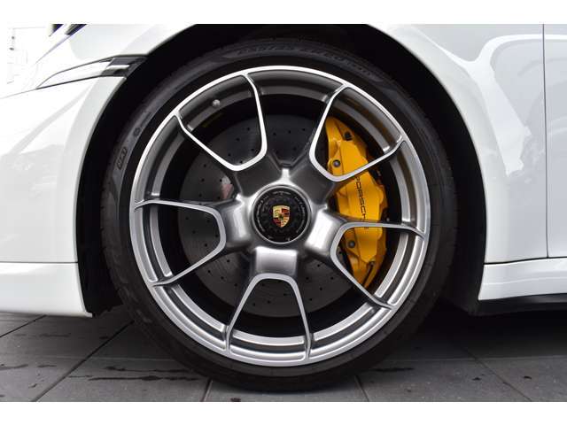 20-/21-inch 911 Turbo S Exclusive デザインホイール ￥379,000‐