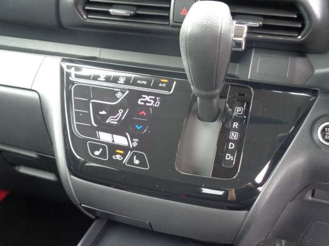 タッチパネル式フルオートエアコン。掃除が楽です