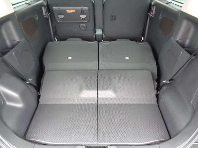 背もたれを倒して広い荷室に