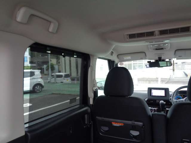 日差しを遮るロールサンシェード、リヤサーキュレーター