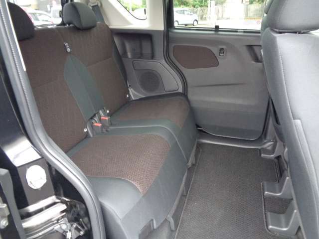 左右分割式スライドリヤシート