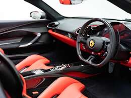 内装はRosso Ferrariを選択されております。希少な右ハンドルのお車です。