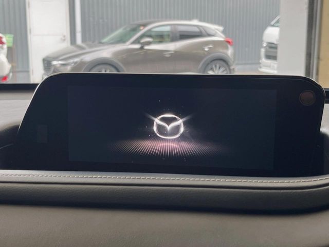 【8.8インチマツダコネクト】車内の雰囲気にマッチした大型のディスプレイ。スマホ接続でのナビ使用やBluetooth再生等、様々な機能が楽しめます。直感的なダイヤル操作が可能で、使い勝手も良好です。