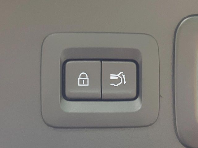 【パワーバックドア】スマートキーや運転席のボタンを押すだけでリアゲートが自動で開閉します！荷物を持っている時や、高い位置にあるバックドアを閉める際に便利な機能です♪