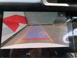 ●リアビューカメラ『入車経路を算出し、ガイドラインと補助線をディスプレイに表示します。後方の死角も安心していただけます。』