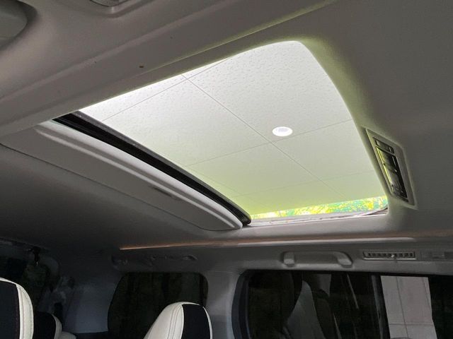 【パノラマルーフ】大型のガラスルーフ搭載で車内の解放感が一気にアップ！開放的なドライブをお楽しみいただけます。