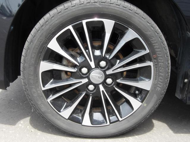 実車は純正の15インチアルミホイールを装着しています。