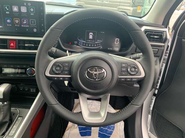 シンプルな運転席で、運転は軽いハンドル回しで軽快なドライブを楽しめます！