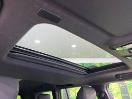 【サンルーフ】開放感たっぷりの希少装備、サンルーフが装着されています！車内に明かりを取り入れたり景色を楽しむ以外にも、車内の空気も簡単に換気できて快適です！