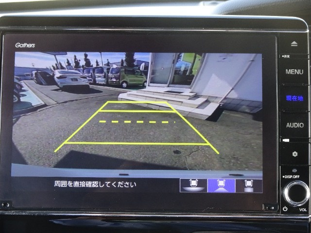 ガイドライン付きバックカメラを装備しているので、慣れない場所での車庫入れも安心です。