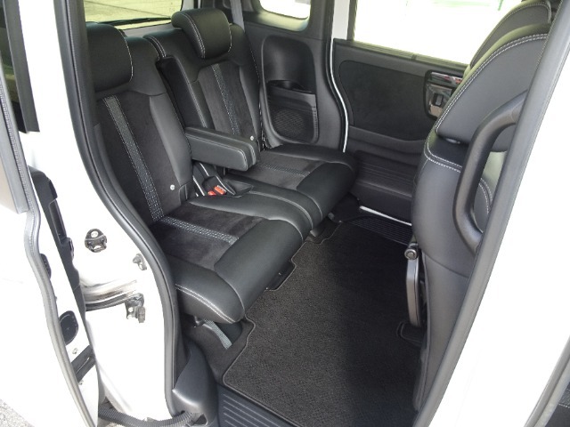 後席も室内クリーニング施工済みです。足元にも余裕があり快適な座り心地です。