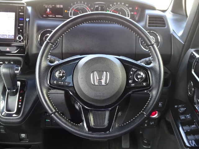 視界の良い運転席、ステアリング周りの画像です。