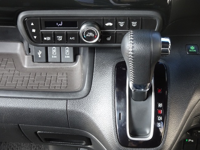 運転席より操作性の良いシフトレバーと、オートエアコンのスイッチ等の画像です。