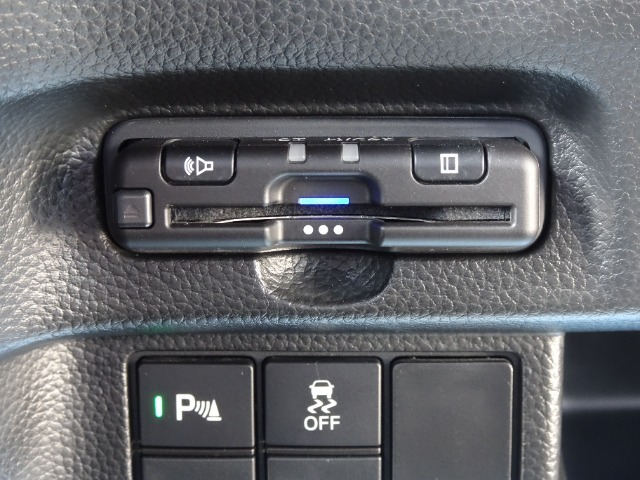 ETC車載器が装備されております。カードを挿入すれば直ぐに使えるようセットアップ(有料)してお渡しします。