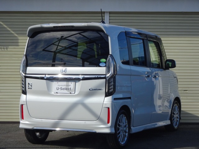 雨の日でもちょっと窓を開けて換気したい事ってありますよね。ドアバイザー付きなので雨の侵入を気にせず開けられます！