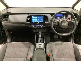 車内は光触媒抗菌消臭施工済です。インパネ周りはスタイリッシュなデザインで機能や装備も充実しています。グローブボックスやカップホルダーのほかにトレーなどたくさんの収納スペースが付いています。