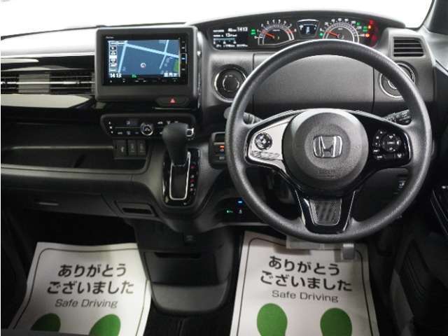 運転にかかわる様々な操作を安全に行えるように視点移動が少なく、操作性に配慮されたスイッチ類が凝縮されたコクピットです。