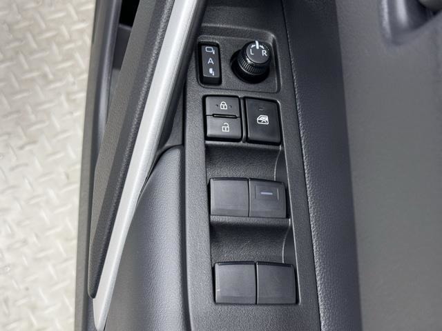 パワーウィンドウのスイッチですよ。　運転席に居ながら窓を開け閉めのコントロールできますよ。　ロック機能で、子供がイタズラして窓を開けるという事も無くなりますよ。