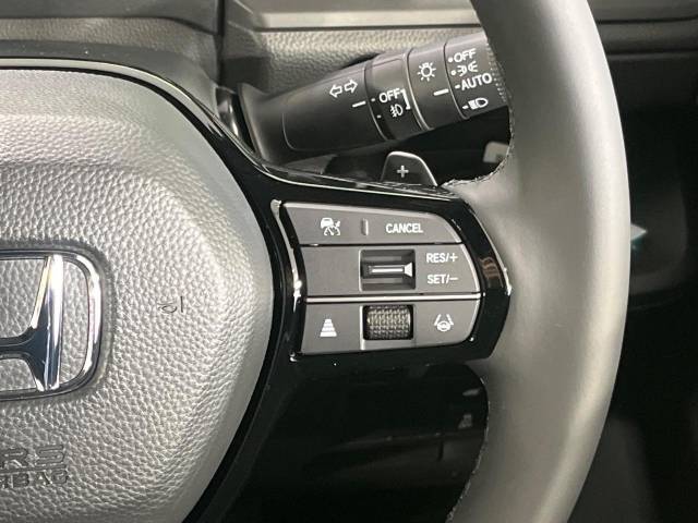 【アダプティブクルーズコントロール】高速道路での長距離走行が楽に！！自動で速度を保つクルーズコントロールが、衝突軽減システムと連携し、前方の車両を感知して車間を保つように速度調節してくれます！！