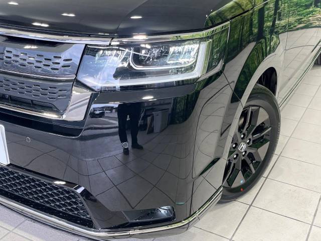 【LEDヘッドライト】悪天候や夜間走行時も良好な視界を確保し安心して運転できる高輝度LEDヘッドライトを装備！点灯速度が早く、消費電力も抑えられています。