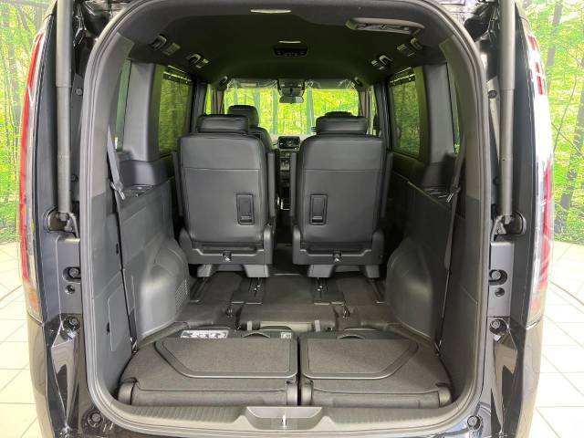 後席を格納すると、これだけの広さが！シーンに合わせたシートアレンジで、大きな荷物も積むことが出来ます♪