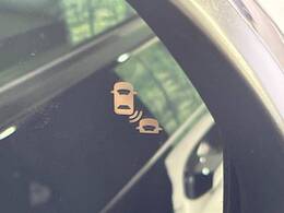 【ブラインドスポットインフォメーション】走行中、ドアミラーの死角になりやすい箇所に後続車が接近するとサイドミラー付近に警告を表示、ドライバーに注意喚起をしてくれます。