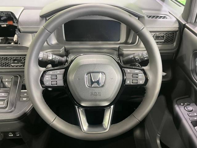 【純正革巻きステアリング】上質な革を使用することで、手にしっかり馴染みとても運転しやすいハンドルです♪