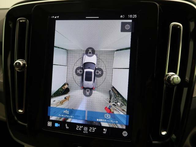 【360°ビューカメラ】4台の高解像度カメラで360度の鳥瞰図を表示。隣の車や壁、死角にある障害物などを画面で確認できるため、狭いスペースでの駐車・出入りも安心です。