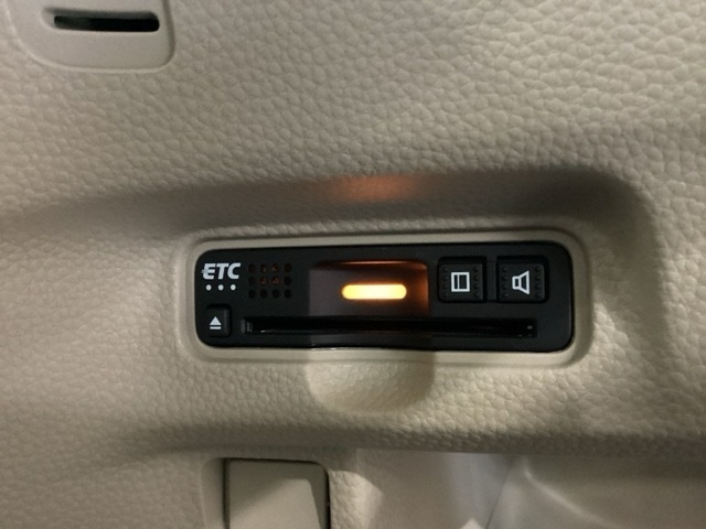ハンドルの左下にETCがついています。高速道路の料金所の通過も楽々です。カードの取り出しもしやすい場所についています。