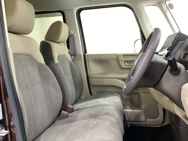 座面も厚みがあり背もたれも高く、広い足元にゆったり座れるシートです。運転席と助手席の間が空いている為、助手席側への移動がスムーズです。交通量の多い道でも助手席側から乗り降りができます。