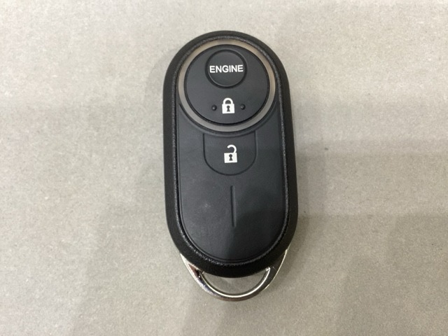 スマートキー付きですからエンジンスタートが楽々です。加えてリモコンエンジンスターターの操作もついています。