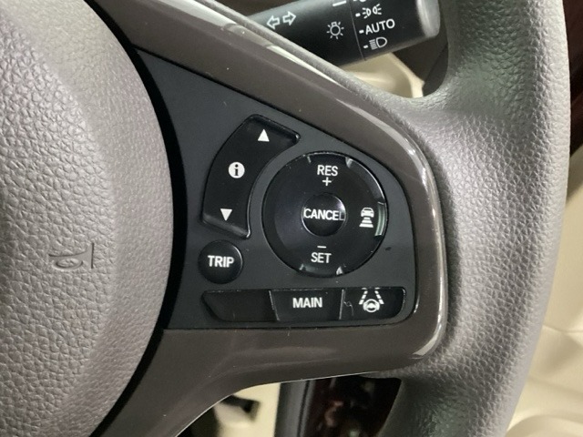 ハンドルにHondaセンシング系のクルーズコントロールやレーンキープアシストなどの操作スイッチが装備されています。ハンドルから手を離さず安全に操作できます。
