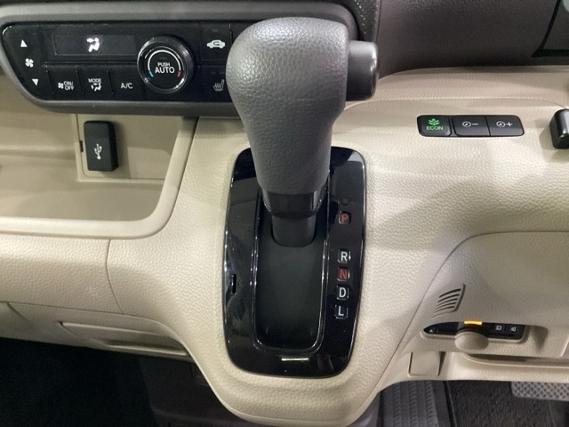 CVT車のセレクトレバーです。低速から高速まで、変速ショックのないスムーズな走りを実現するとともに、エンジン効率のよい領域を維持することで燃費にも貢献します。