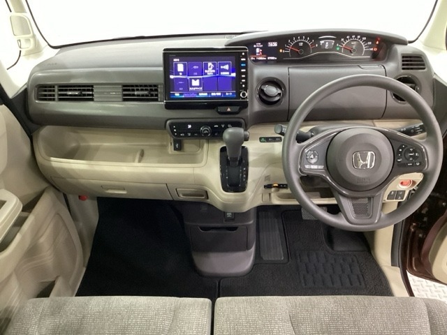 車内は光触媒抗菌消臭施工済です。スタイリッシュなデザインで暖かみのあるインパネ周りを演出します。グローブボックスやカップホルダーのほかにトレーなどたくさんの収納スペースが装備されています。