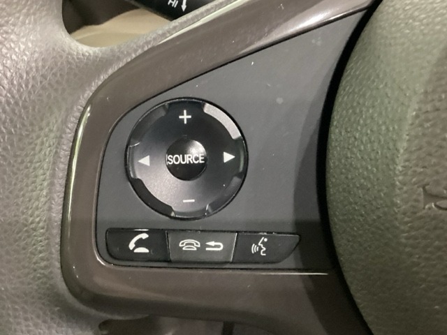 ステアリングスイッチがついていますので、オーディオのチャンネル変更、ボリューム、ジャンル変更が操作可能です。ハンドルから手を離さず安全に操作できます。