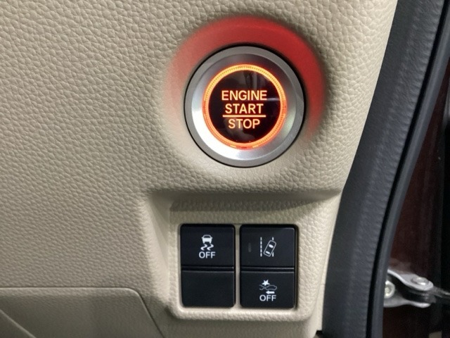 Hondaセンシング用の、VSA（ABS＋TCS＋横滑り抑制）解除とレーンキープアシストシステムのメインスイッチなどはハンドルの右側に装備しています。