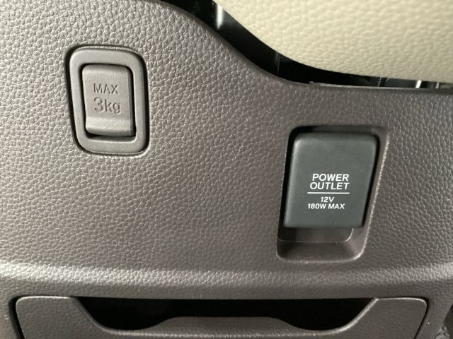 アクセサリーソケットはUSBのアダプターなどをつければ、スマホの充電にも使えます。周辺には物が置けるボックスがついています。