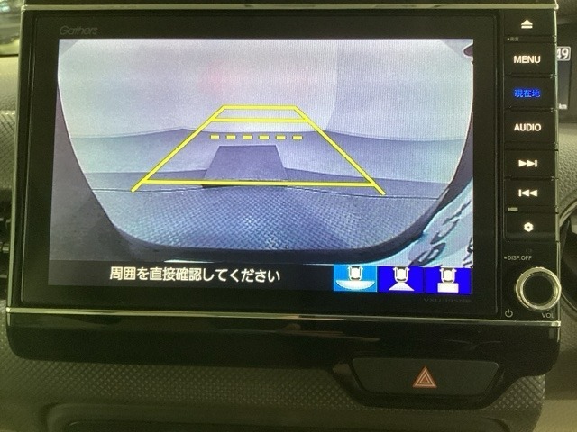 バックでの車庫入れも安心です！　リアカメラが付いているバックモニター付のナビを装備しております。操作線もついており距離感も画面から確認できます。