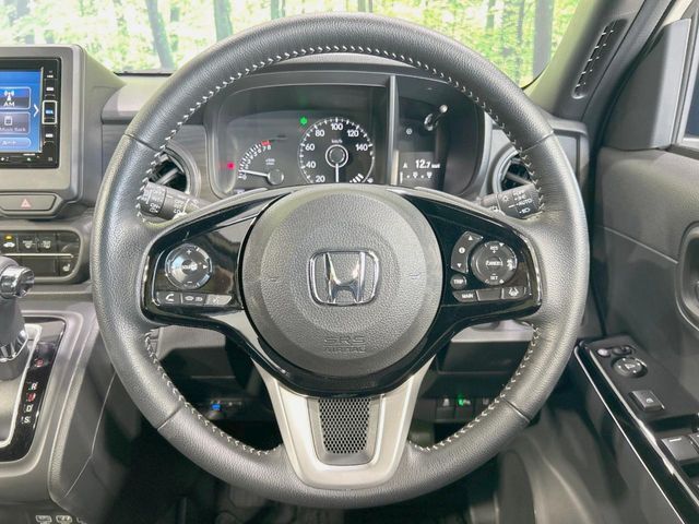 【純正革巻きステアリング】上質な革を使用することで、手にしっかり馴染みとても運転しやすいハンドルです♪