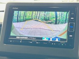 【バックカメラ】駐車時に後方がリアルタイム映像で確認できます。大型商業施設や立体駐車場での駐車時や、夜間のバック時に大活躍！運転スキルに関わらず、今や必須となった装備のひとつです！