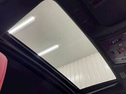 開放感のある人気アイテムの【サンルーフ】搭載。