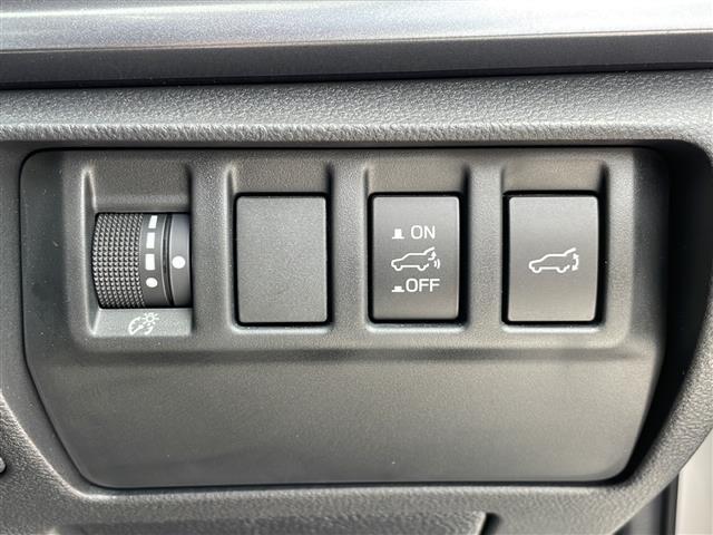 【パワーリヤゲート】スイッチひとつで後ろのバックドアを電動で開閉できます。荷物などで手がふさがっている時や離れた場所からでも、スマートにカーゴルームにアクセスできます。