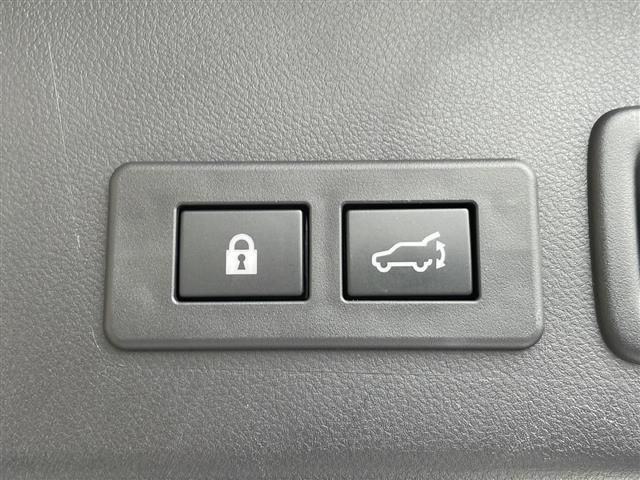 【パワーリヤゲート】スイッチひとつで後ろのバックドアを電動で開閉できます。荷物などで手がふさがっている時や離れた場所からでも、スマートにカーゴルームにアクセスできます。
