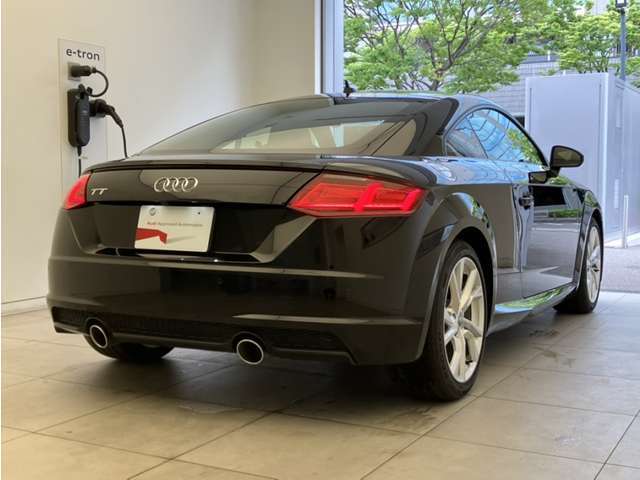 当店ではAudiの定める100項目に及ぶ納車前の法定点検整備を無料で実施後、ご納車しております。また、認定中古車の保証期間は販売会社によって異なりますが、当店では1年間の長期保証を無償付帯しております。