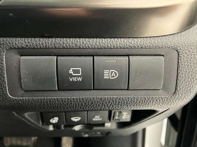 オートマチックハイビームの切り替えスイッチです。アラウンドビューモニターも装備されていますので、VIEWスイッチを押すと車周囲をモニターで確認できます。