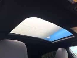 【サンルーフ】開放感たっぷりの希少装備、サンルーフが装着されています！車内に明かりを取り入れたり景色を楽しむ以外にも、車内の空気も簡単に換気できて快適です！