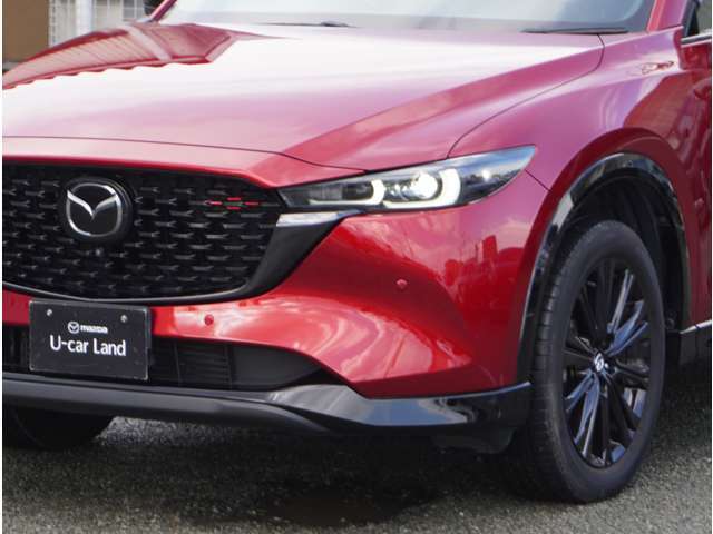 マツダのミドルクラスSUV『CX-5』魂動デザインとスカイアクティブ技術をフル搭載した初代モデルが発売され、2017年にはさらに洗練された力強い魂動デザインに進化した2代目にモデルチェンジしました。