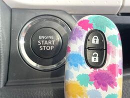 【キーフリーシステム】カバンやポケットに入れたままでもドアの施錠・解錠が可能なスマートキーを装備。エンジンのオン・オフ時もカギを取り出す必要が無いからとっても便利です♪